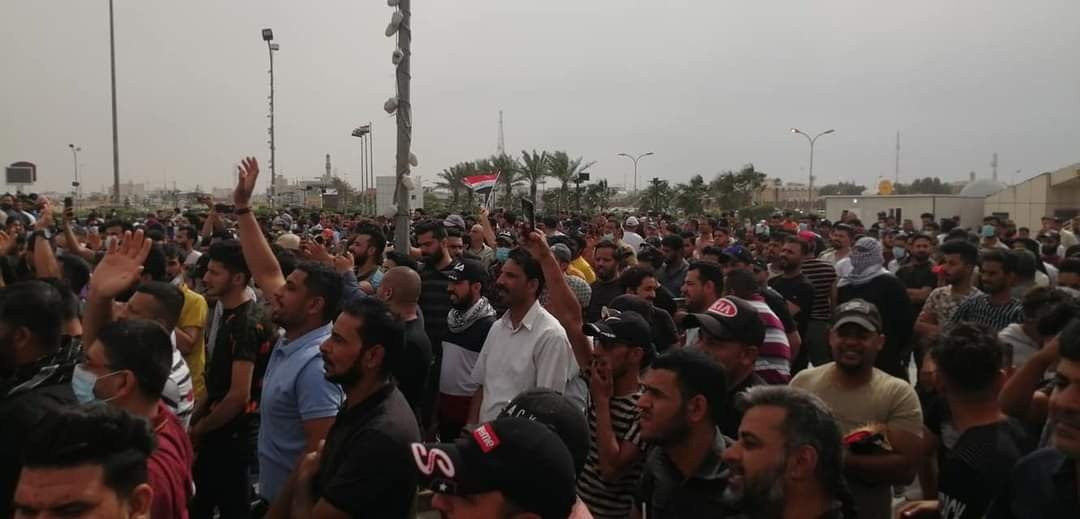 انطلاق تظاهرات حاشدة وقطع طريق يربط ببغداد ووقوع انفجار جنوبي العراق