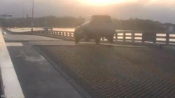 فيديو يحبس الأنفاس.. قفز بسيارته فوق جسر في آخر لحظة