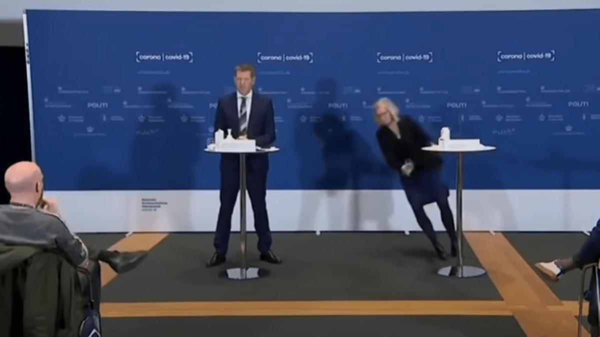 بالفيديو.. مسؤولة دنماركية تسقط أرضا أثناء مؤتمر صحفي