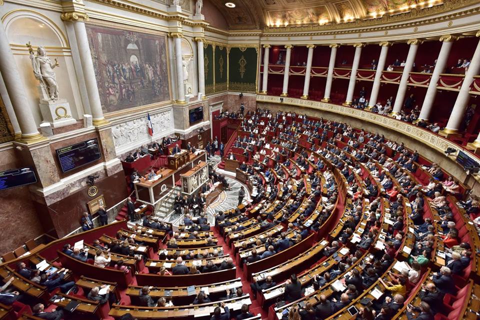 فرنسا تجرم ممارسة الجنس مع الأطفال دون 15 عاما