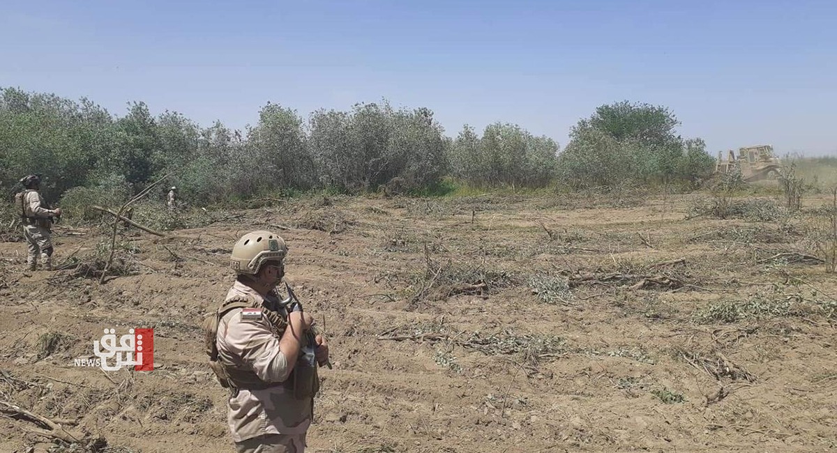 صور.. الجيش يواصل تجريف الجزرات النهرية في نينوى