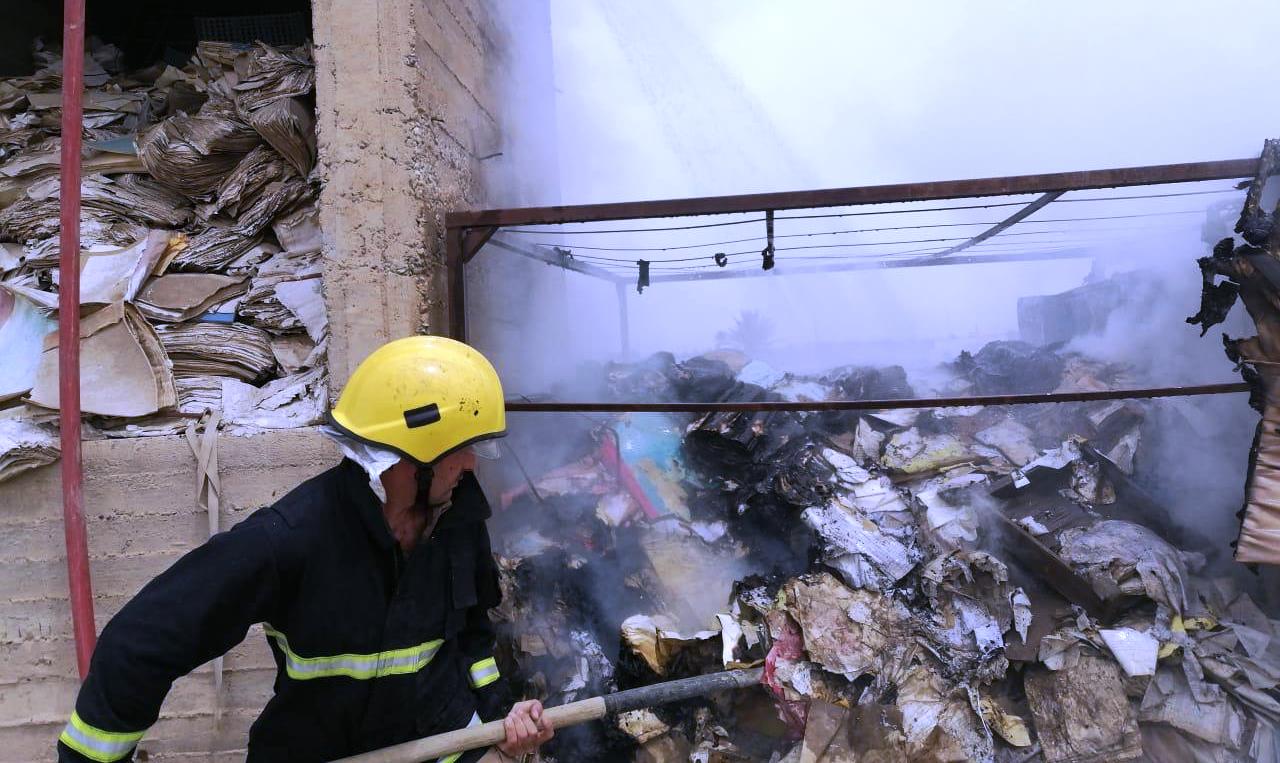 صور.. الدفاع المدني يفتح تحقيقا في حريق اندلع داخل دائرة ضرائب سامراء