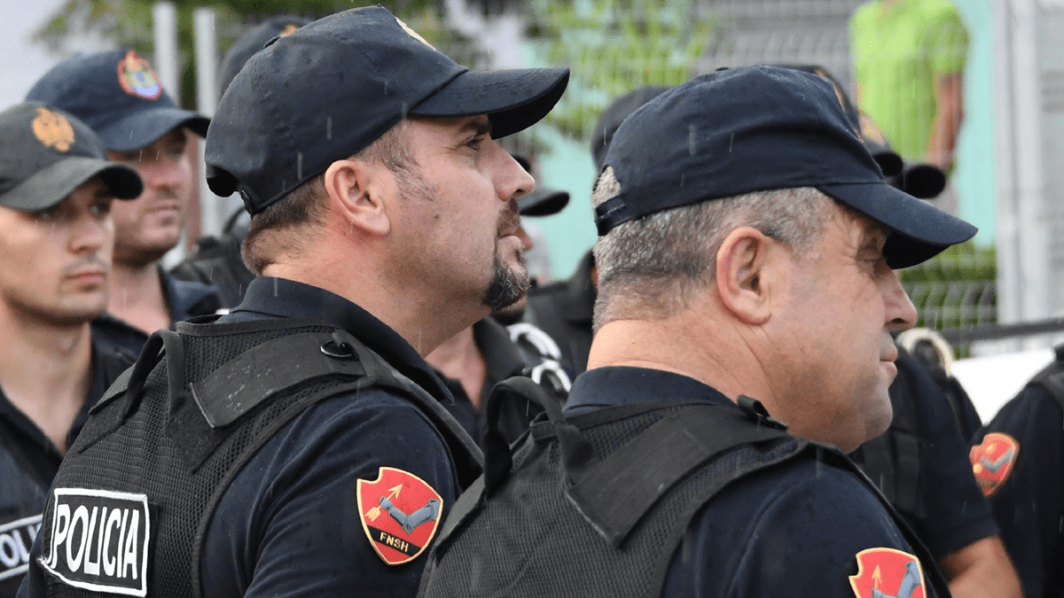 طعن خمسة مصلين داخل مسجد في ألبانيا