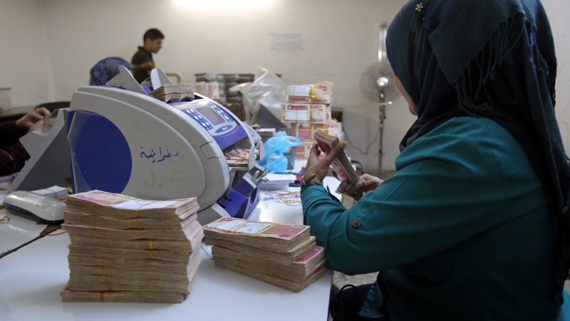 Someone suggested reducing employee salaries.. Experts warn of the repercussions of raising the value of the Iraqi dinar