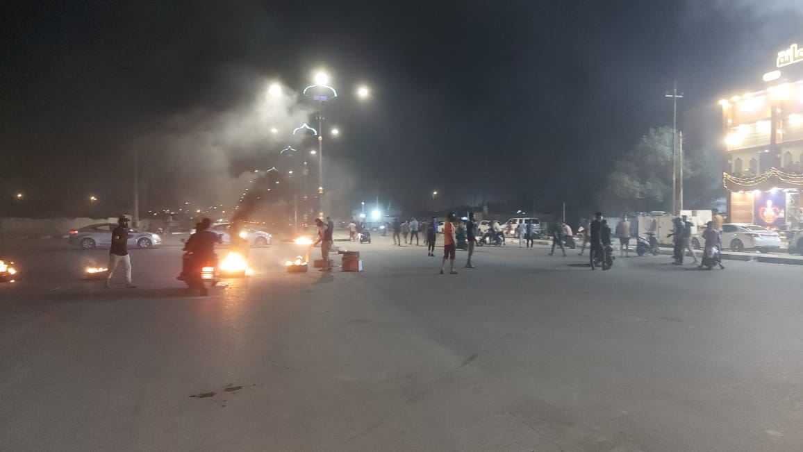 Angry protesters block Imam Ali Street in Dhi Qar Governorate