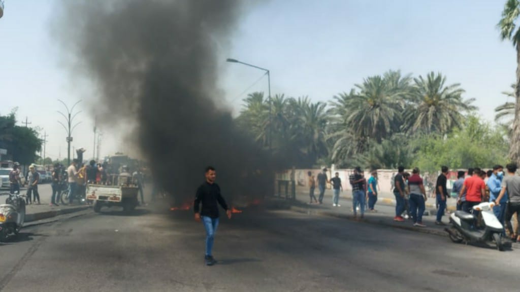 Demonstrators block major roads in Nasiriyah protesting al-Wazni's assassination