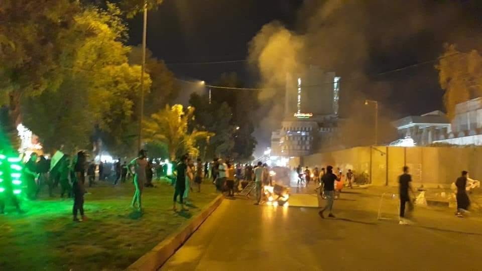  محتجون يحاصرون بالنيران مبنى القنصلية الإيرانية في كربلاء 