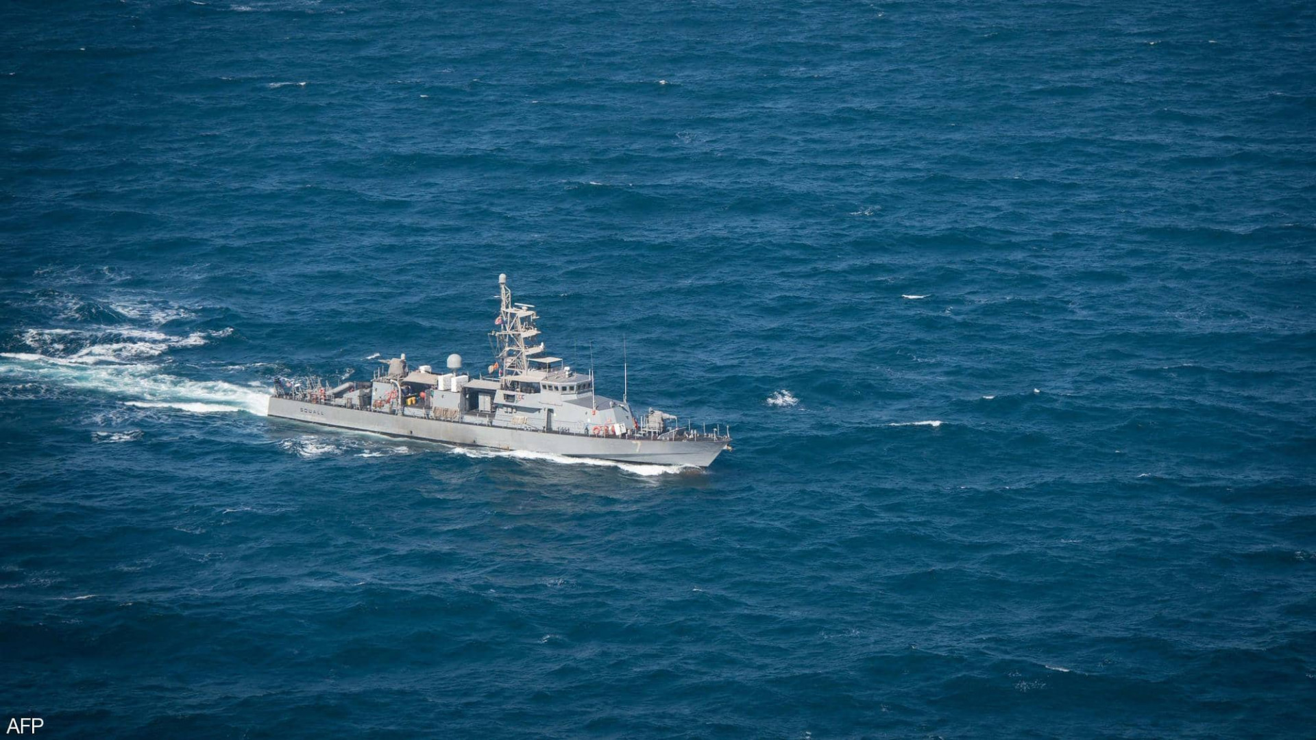 سفينة أميركية تطلق النار في مواجهة قوارب إيرانية