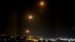 إطلاق 130 صاروخاً على تل أبيب.. ومقتل إسرائيلي