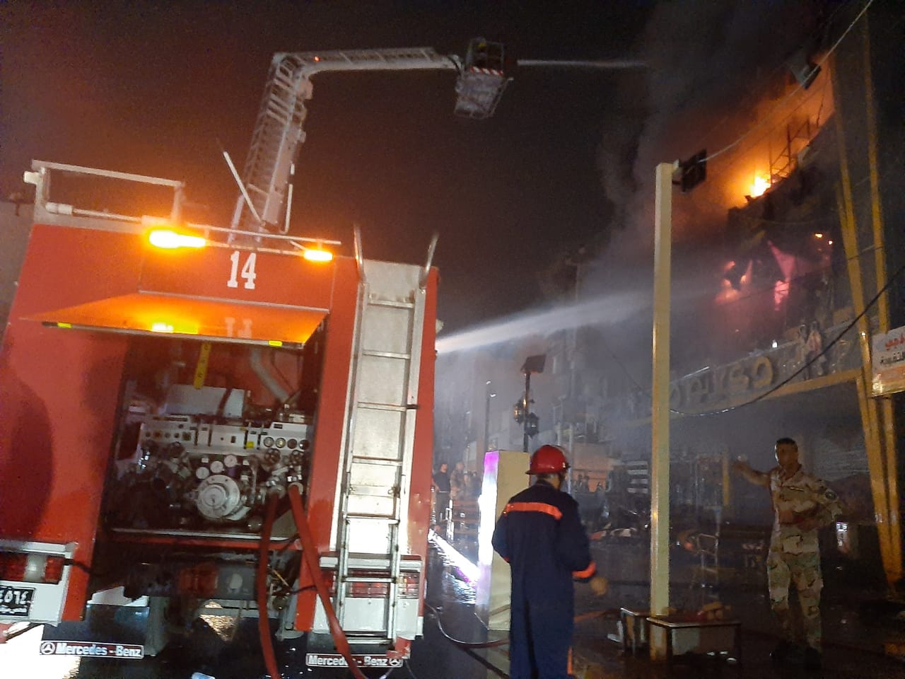 Civil Defense teams put great efforts to extinguish a massive fire in Baghdad 