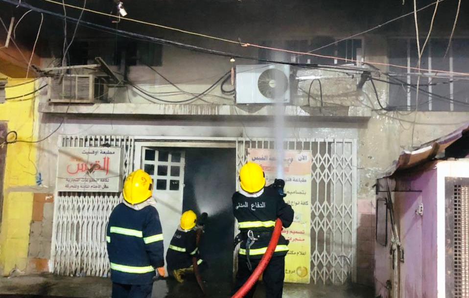 الدفاع المدني ينقذ 10 أشخاص علقوا داخل بناية محترقة وسط بغداد