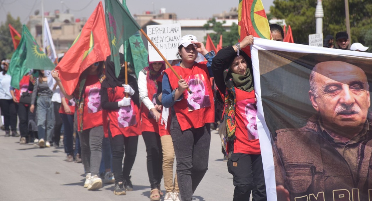 رغم حظر التجمعات.. أنصار العمال الكردستاني يتظاهرون في القامشلي