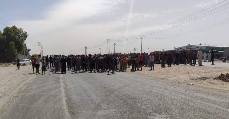 Diyala residents block a strategic road protesting power outages 