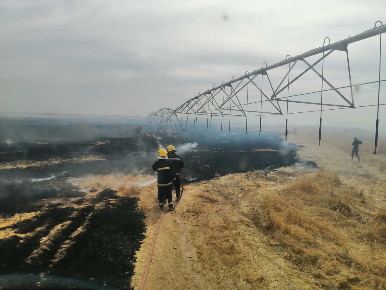 Civil Defense teams extinguish a massive fire in Samarra 