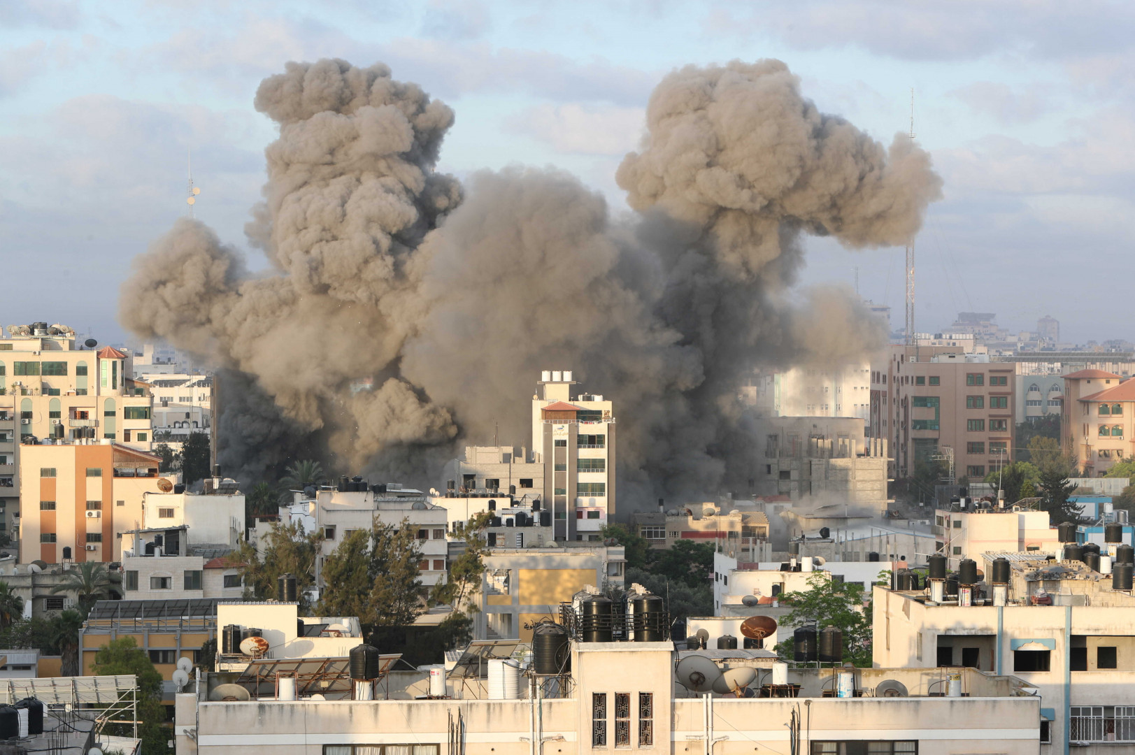 ارتفاع حصيلة ضحايا القصف الإسرائيلي في غزة إلى 10328 قتيلاً