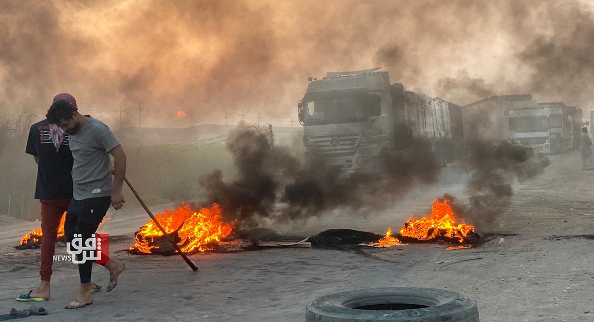 Protestors block a main road linking Baghdad and Wasit 