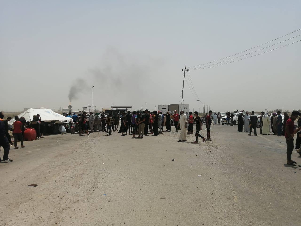 تظاهرات الكهرباء تقطع طريق شركات النفط جنوبي العراق.. صور  
