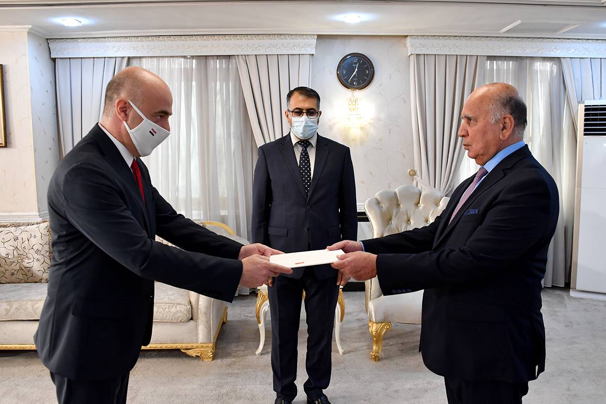 Hussein accepts the credentials of Turkey's new ambassador to Iraq 