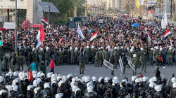 وصول تعزيزات أمنية.. قوات حفظ القانون تطوق المتظاهرين في ساحة التحرير (صور)
