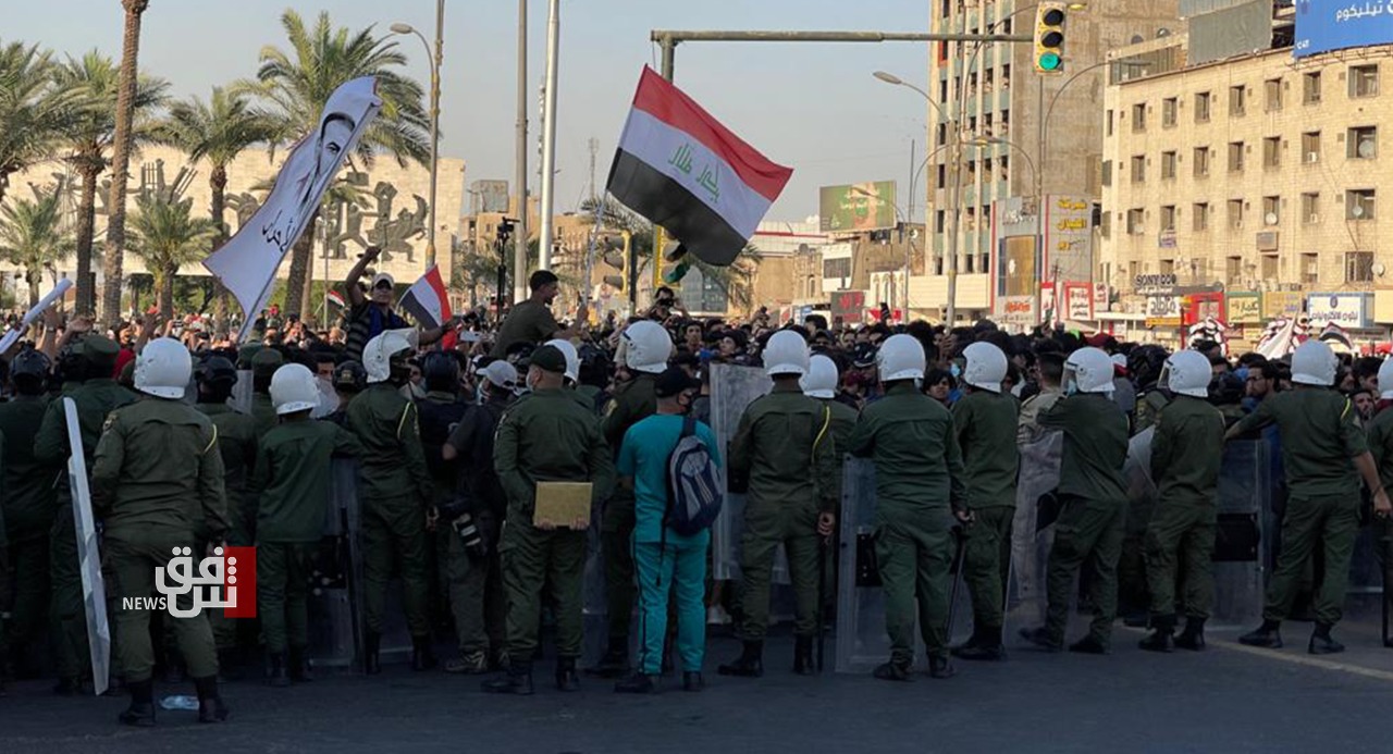 القوات الامنية تشتبك مع المتظاهرين في ساحة التحرير