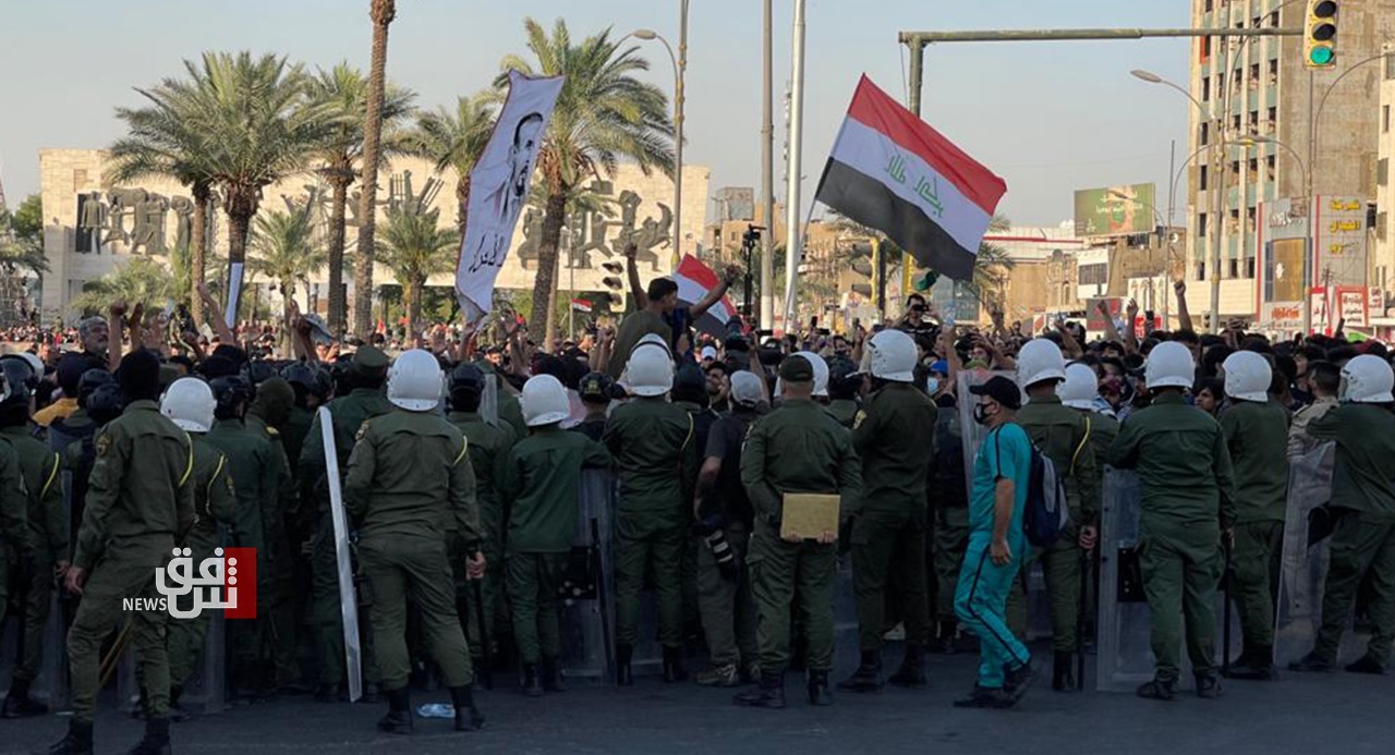وصول تعزيزات أمنية.. قوات حفظ القانون تطوق المتظاهرين في ساحة التحرير (صور)