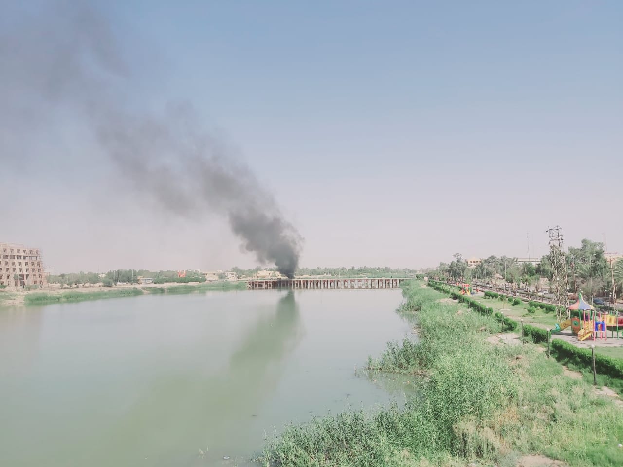 Angry protestors block the Dhi QarBasra road 