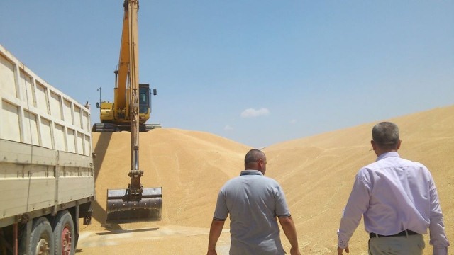 Six vehicles loaded with smuggled wheat seized in Diyala and Saladin 