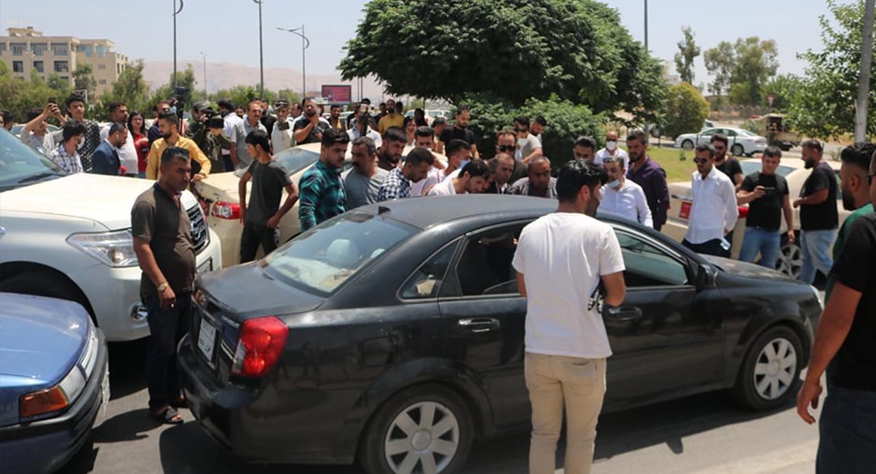 متظاهرون يقطعون طريقا رئيسيا في السليمانية إحتجاجاً على إرتفاع أسعار البنزين