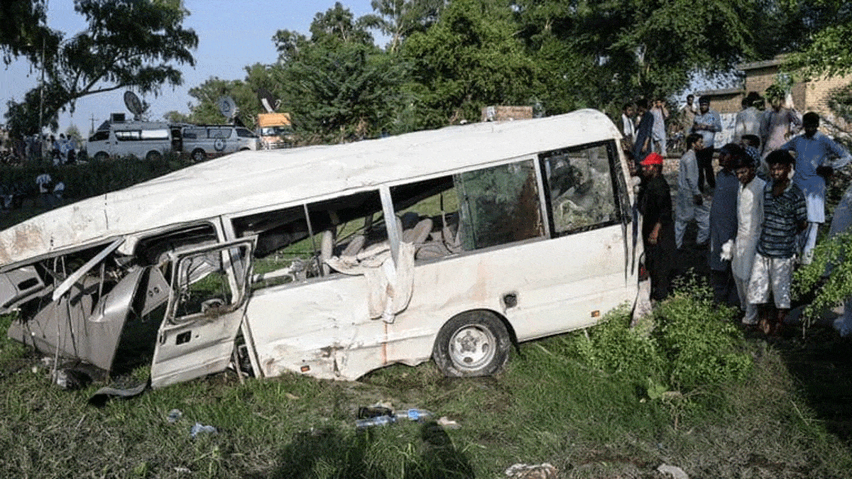 عشرات القتلى والجرحى إثر تحطم حافلة في باكستان