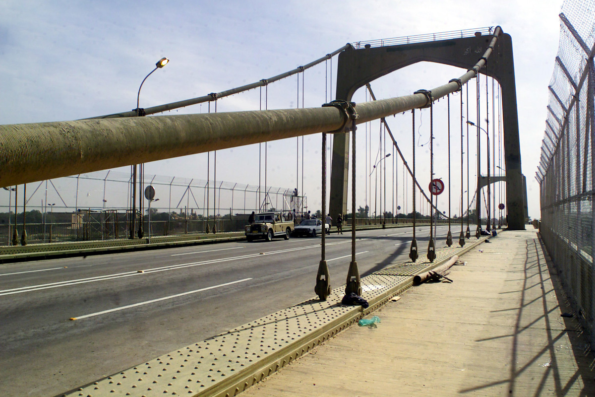 القوات الأمنة تغلق جسراً حيوياً في بغداد