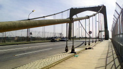 القوات الأمنية تغلق جسراً حيوياً في بغداد