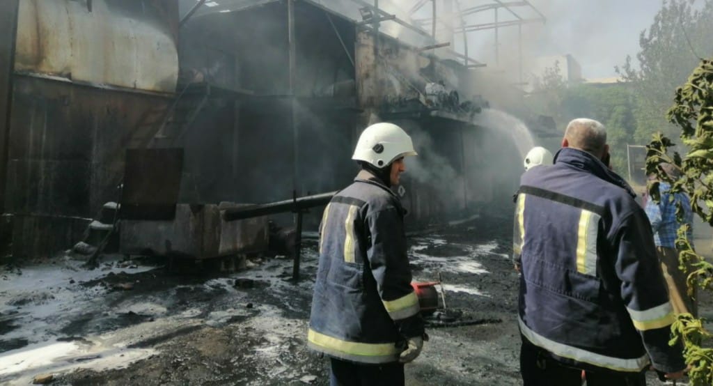 صور .. حريق يلتهم مصنعاً للقير في أربيل