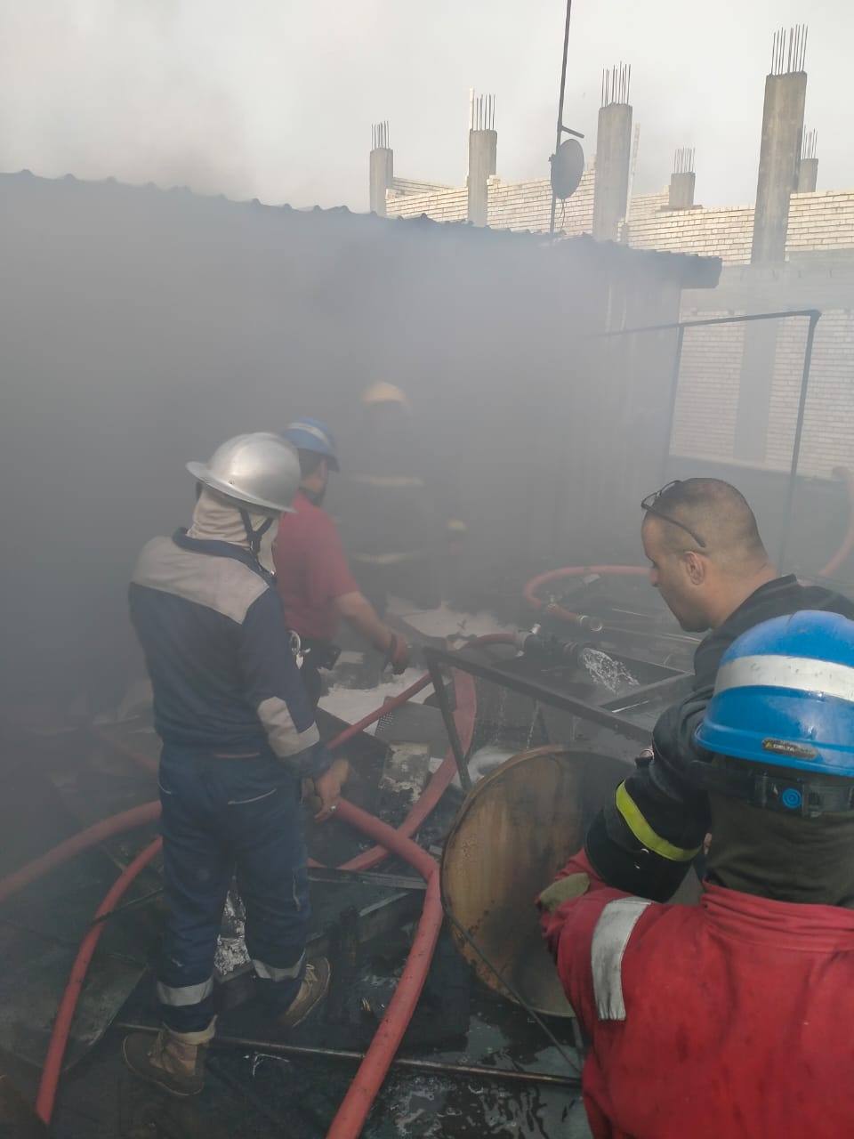 Ten firefighting teams join efforts to extinguish a fire in the east of Baghdad 