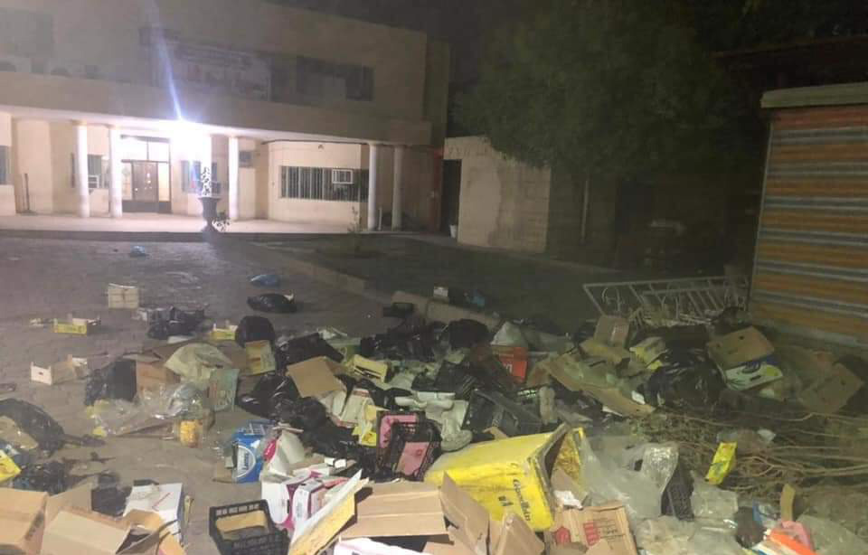 Protestors throw garbage in the Nasiriyah Municipality headquarters 