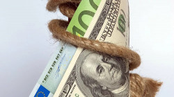 الدولار يرتفع إلى أعلى مستوى في 15 شهراً