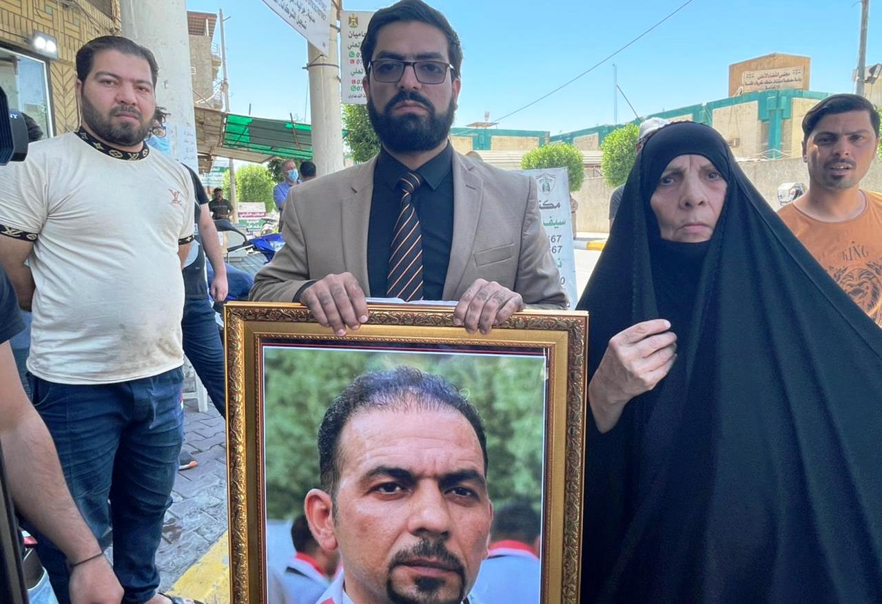 أمن كربلاء يمنع والدة إيهاب الوزني من نصب خيمة أمام المحكمة (فيديو)