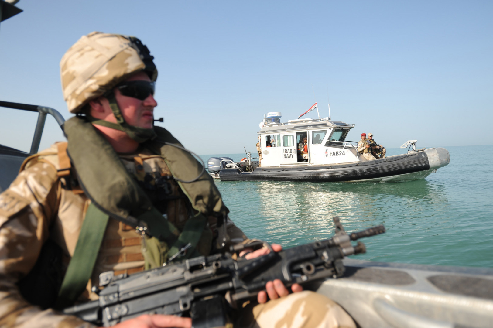 اعتقال شخصين على متن زورق "اجنبي" دخلا ميناء نفطي جنوبي العراق 