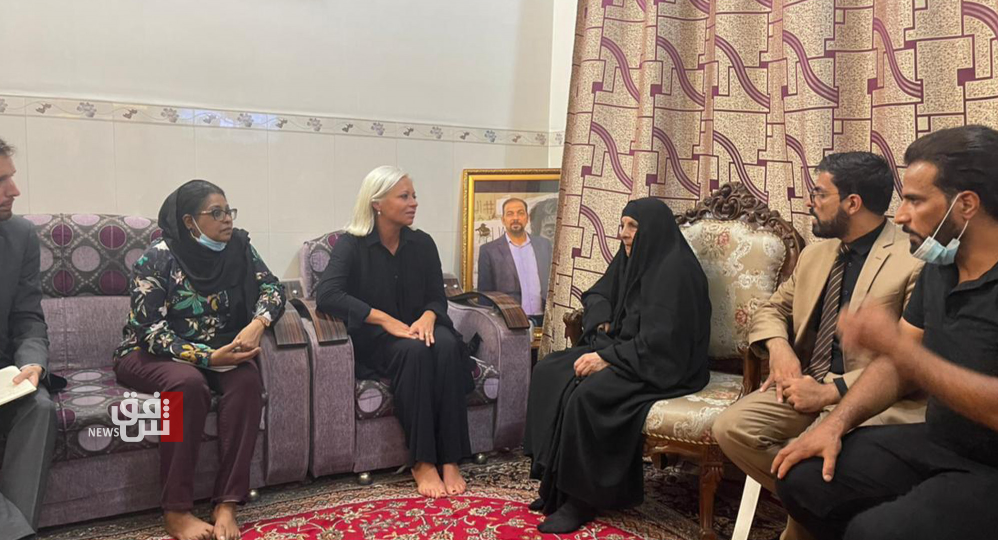 UN SRSG in Karbala visits Ihab al-Wazni's family and meets with his mother 