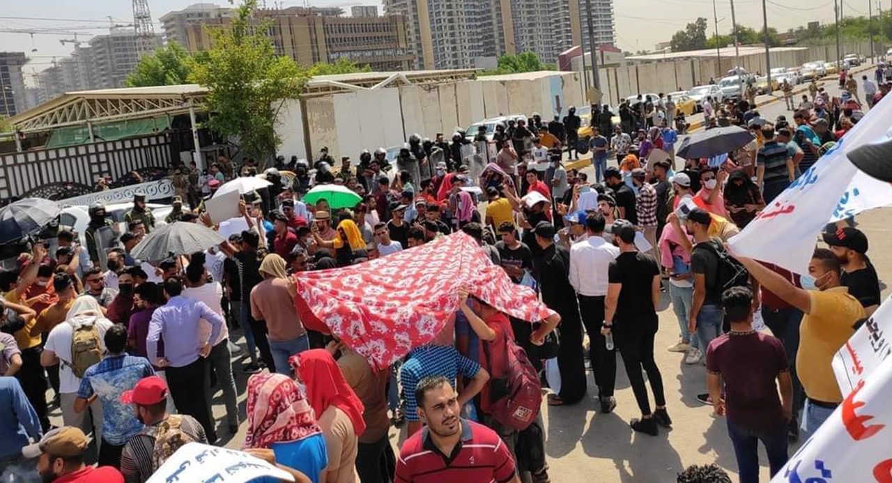 Public servants demonstrate near the Ministry of Electricity headquarters in Baghdad 