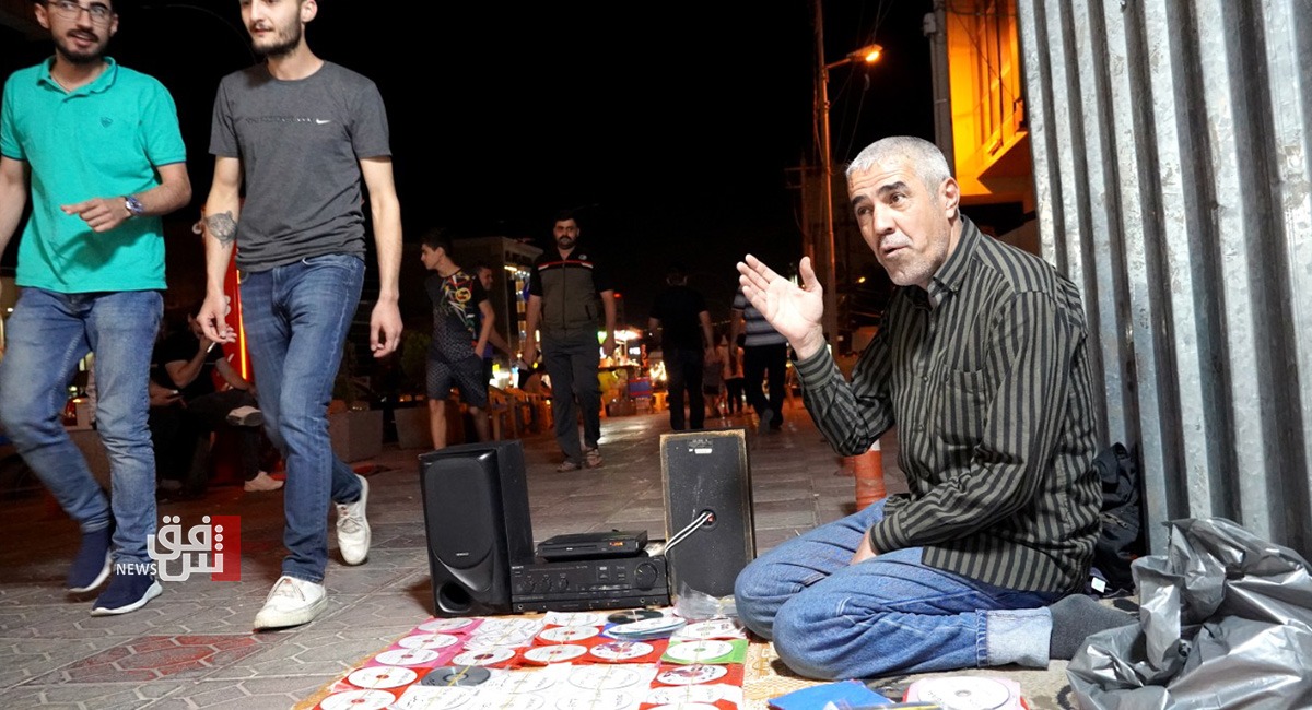 مجنون الأغاني القديمة ينثر الفرح في شوارع السليمانية (صور)