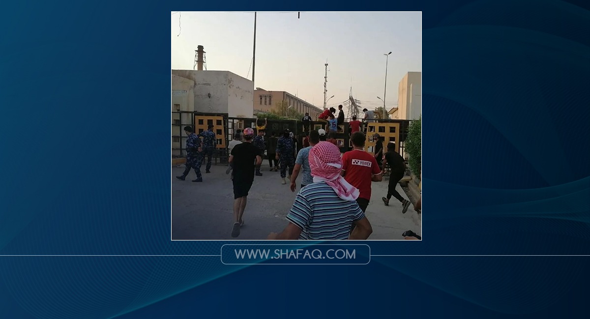 Demonstrators storm the Electricity Production Directorate building in Dhi Qar 