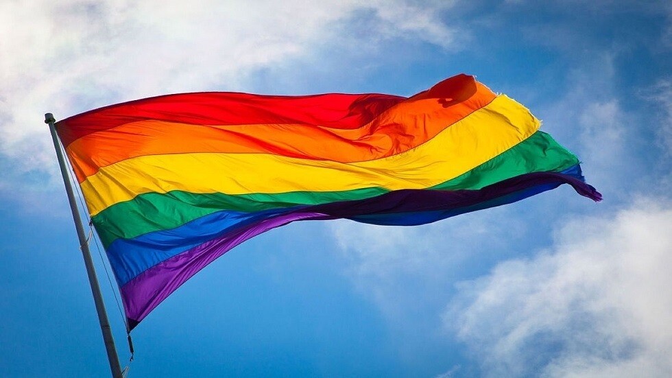 للمرة الأولى في دول الخليج .. رفع علم المثليين على سفارات غربية 