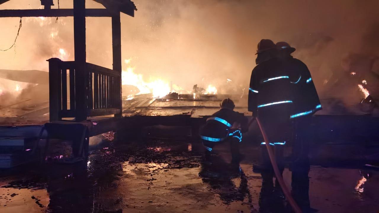 الدفاع المدني يعلن إخماد حريق مطار المثنى وإصابة احد منتسبيه