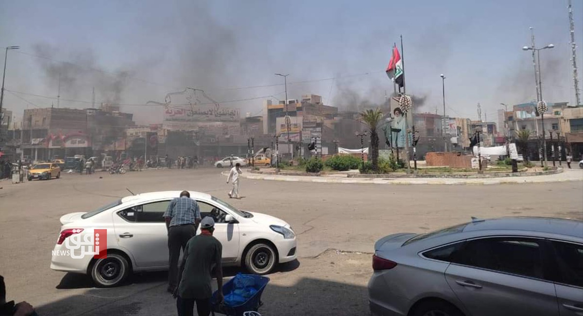 Wandering protestors block the roads of Nasiriyah with burning tires
