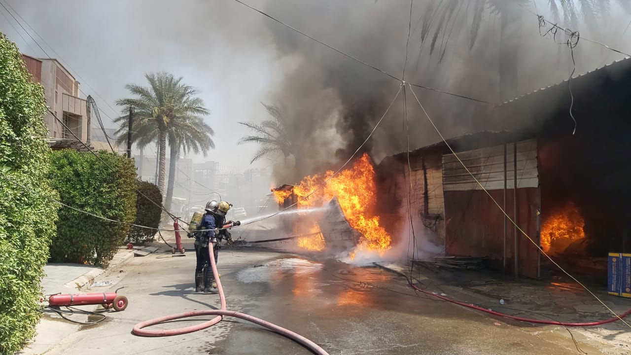اندلاع حريق كبير في منطقة الكرادة وسط بغداد.. صور+ فيديو 