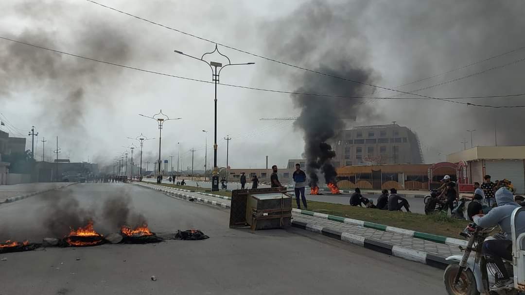 محتجون والأمن يتبادلون التراشق بالحجارة بالناصرية وكربلائيون يطالبون بأراضٍ سلبها صدام منهم