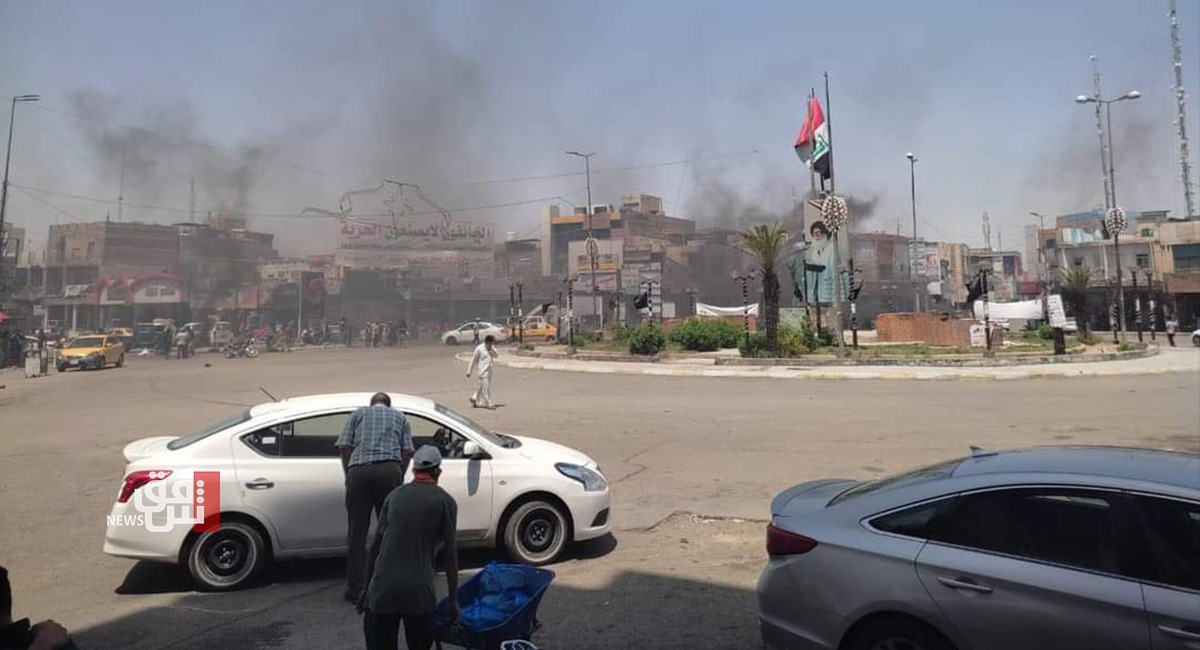 Protestors picket the headquarters of Dhi Qar's local government 