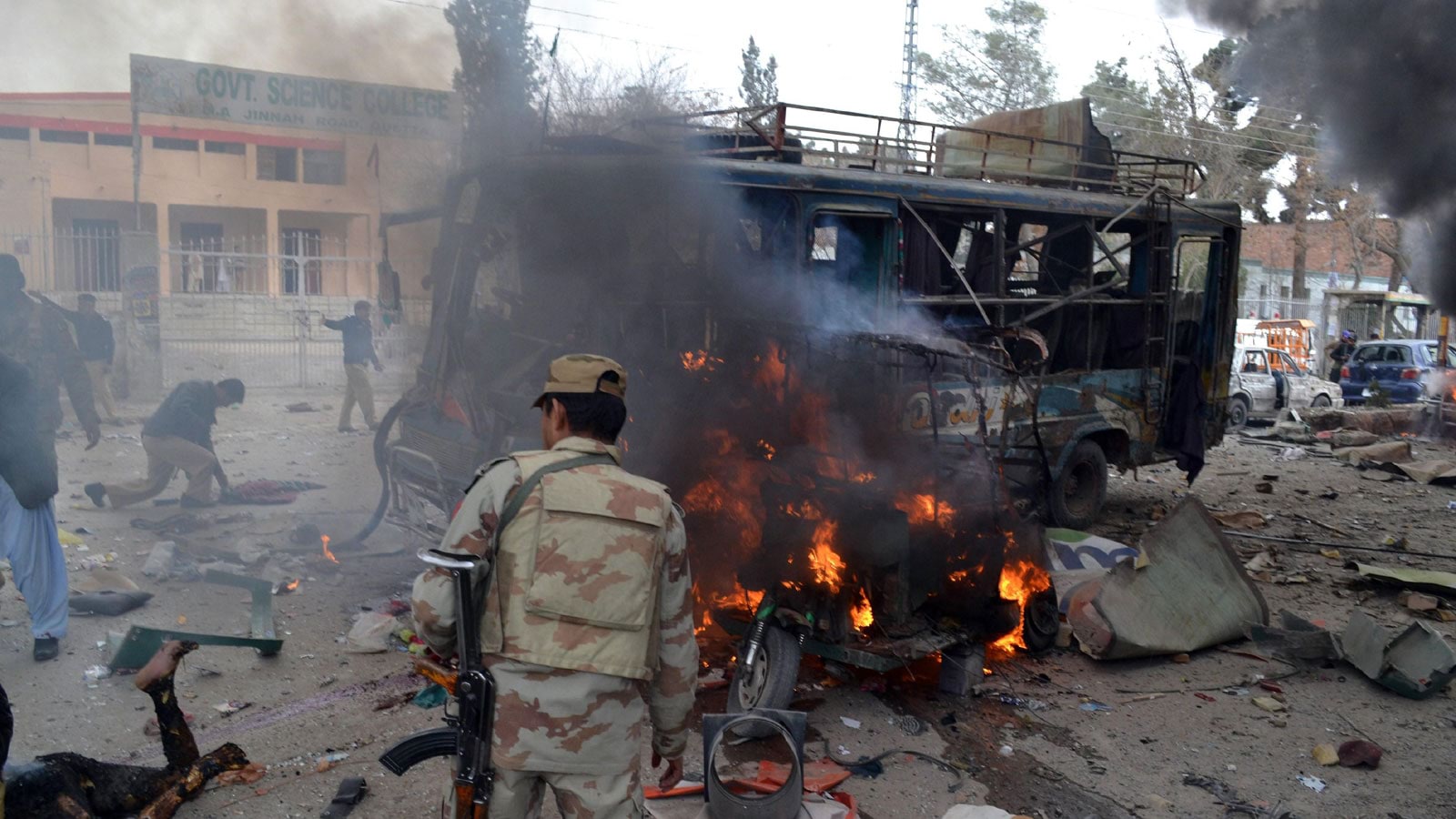 13 قتيلا بينهم 9 صينيين بانفجار حافلة في باكستان