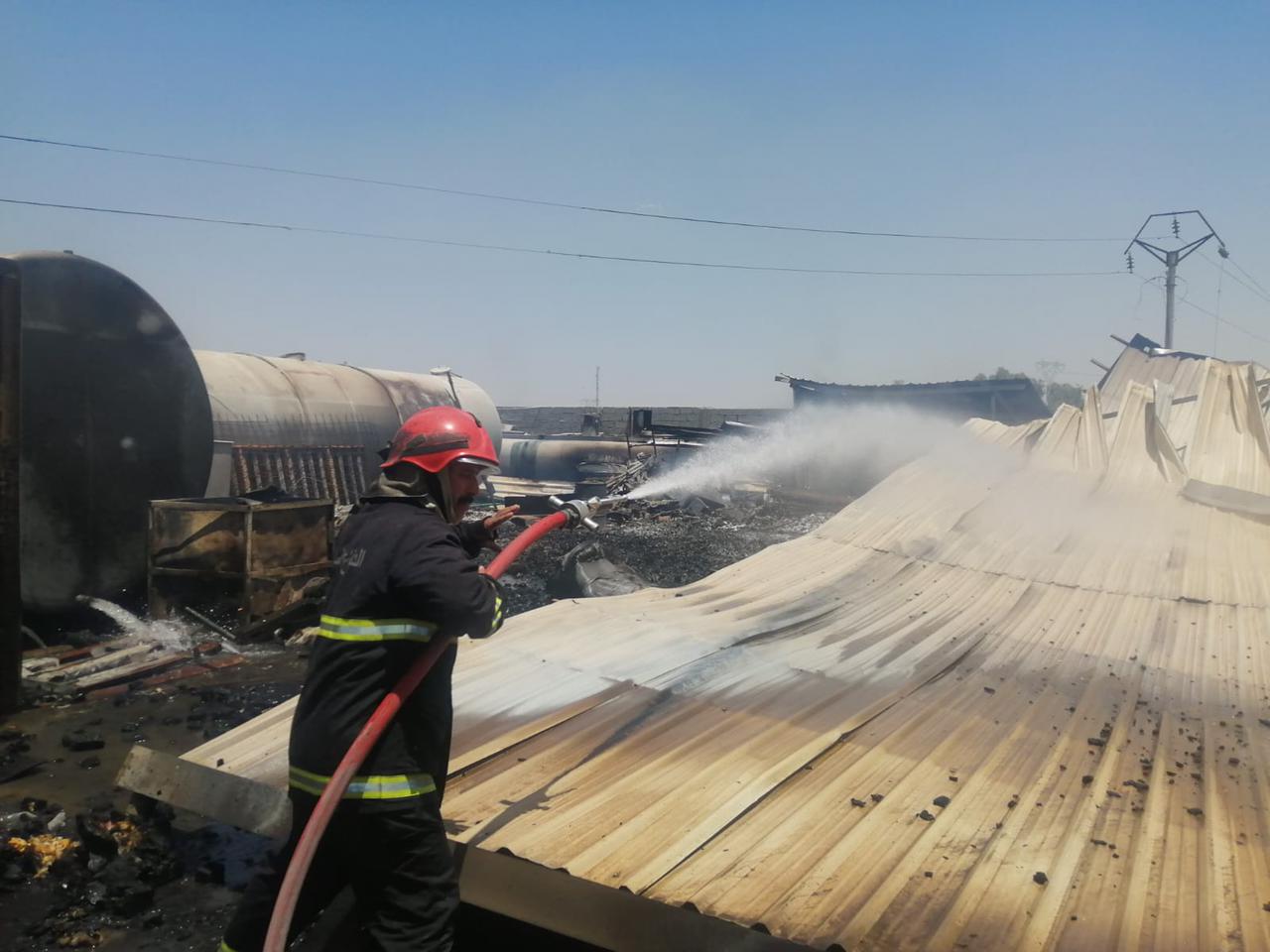 خسائر فادحة بنشوب حريق "هائل" داخل معمل للعصائر شمالي بغداد .. صور 