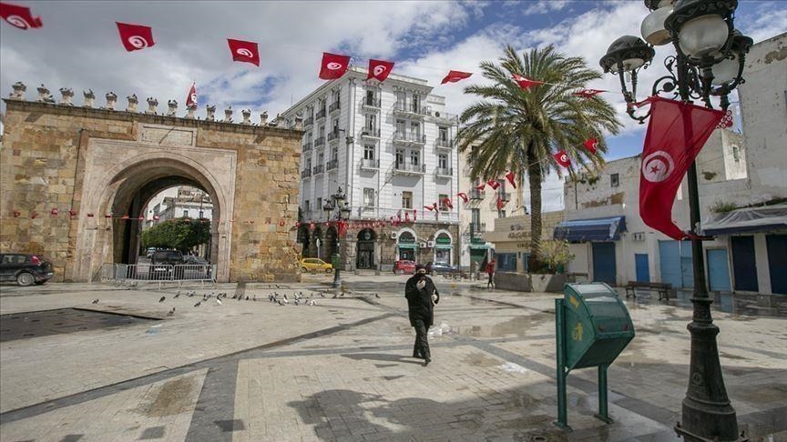 الرئيس التونسي يعفي رئيس الوزراء من منصبه ويرفع الحصانة عن النواب